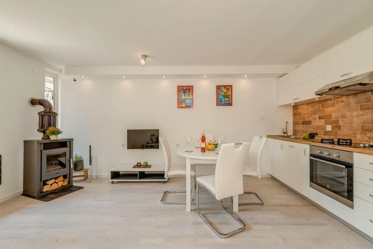 Rose Apartment Split